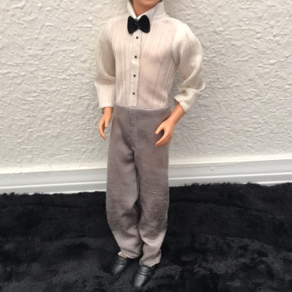 Ken doll, fully dressed with articulated elbows. - Picture 6 of 9